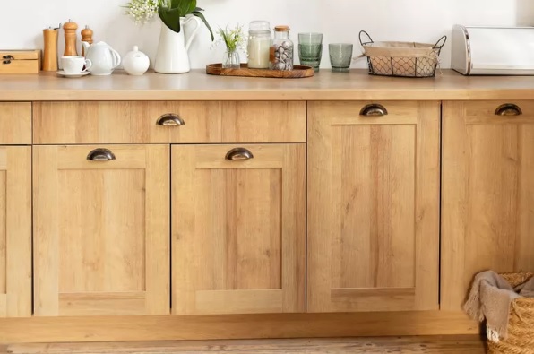 Πώς να καθαρίσετε τα ξύλινα ντουλάπια της κουζίνας σας